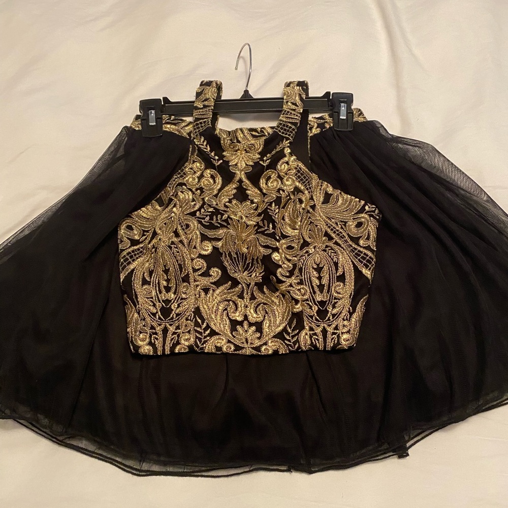 I’m selling a dress from day yes to the dress it’s a size 3
